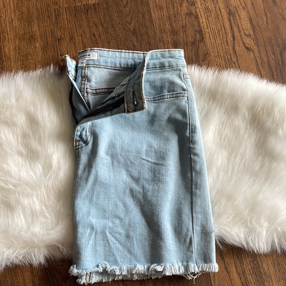 ⭐️
NWOT. DENIM SKIRT. O2 Denim made in Hollywood USA. Size Medium. - Picture 2 of 5